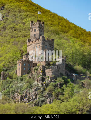 Sooneck castello si affaccia sul fiume Reno in Germania. È stato costruito su un promontorio roccioso nel XI secolo. Foto Stock