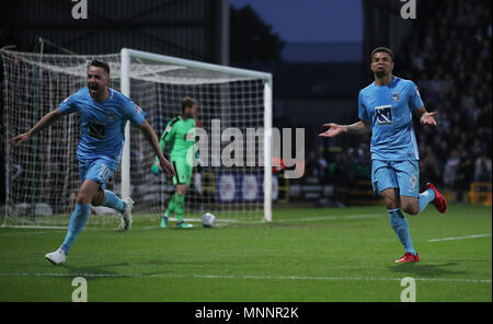 Coventry di Maxime Biamour (destra) punteggio celebra il suo lato del terzo obiettivo con Marc McNulty durante la scommessa del Cielo lega due Playoff corrispondono a Meadow Lane, Nottingham. Foto Stock