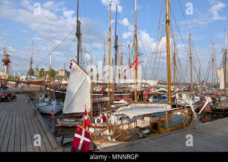 Giorni storico di oltre un centinaio di navi in legno a Elsinore Cultura Harbour a Pentecoste La Pentecoste o a Helsingør, Elsinore, Danimarca. Il Castello di Kronborg. Foto Stock