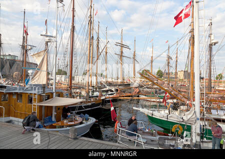 Giorni storico di oltre un centinaio di navi in legno a Elsinore Cultura Harbour a Pentecoste La Pentecoste o. Helsingør, Elsinore, Danimarca. Il Castello di Kronborg. Foto Stock