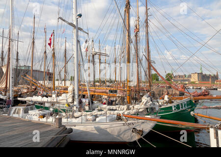 Giorni storico di oltre un centinaio di navi in legno a Elsinore Cultura Harbour a Pentecoste La Pentecoste o. Helsingør, Elsinore, Danimarca. Il Castello di Kronborg. Foto Stock