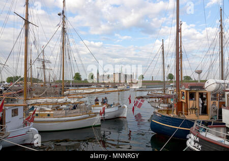 Giorni storico di oltre un centinaio di navi in legno a Elsinore Cultura Harbour a Pentecoste La Pentecoste o. Helsingør, Elsinore, Danimarca. Il Castello di Kronborg. Foto Stock