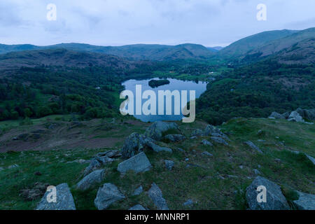 La vista dalla Loughrigg cadde affacciato sul lago di Grasmere nel Distretto del Lago in Cumbria Foto Stock