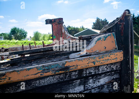 Marciume Struttura in legno di un vecchio bettolina Foto Stock