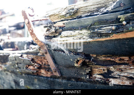 Marciume dettagli in legno di un vecchio bettolina Foto Stock