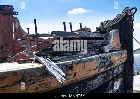 Marciume Struttura in legno di un vecchio bettolina Foto Stock