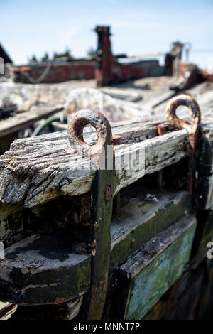 Marciume dettagli in legno di un vecchio bettolina Foto Stock