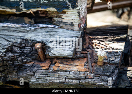 Marciume dettagli in legno di un vecchio bettolina Foto Stock