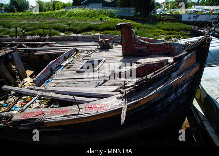 Marciume Struttura in legno di un vecchio bettolina Foto Stock