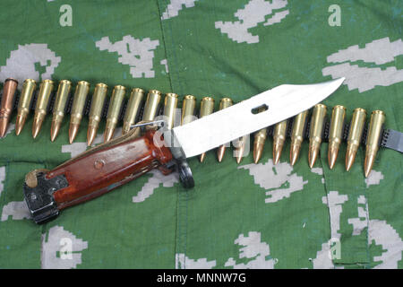 Inizio baionetta tipo fucile Kalashnikov su mimetizzata sfondo uniforme Foto Stock