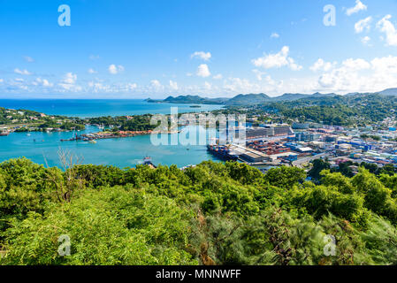 Castries, Saint Lucia - Costa Tropical Beach sull'isola caraibica di Santa Lucia. Si tratta di una destinazione paradiso con una spiaggia di sabbia bianca e turquoiuse Foto Stock