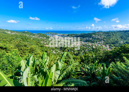 Castries, Saint Lucia - Costa Tropical Beach sull'isola caraibica di Santa Lucia. Si tratta di una destinazione paradiso con una spiaggia di sabbia bianca e turquoiuse Foto Stock