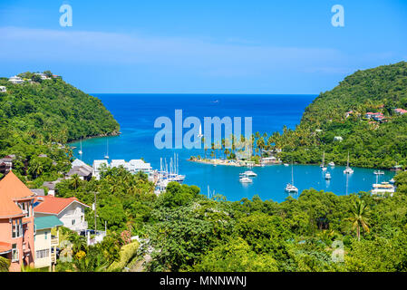 Marigot Bay, Saint Lucia, dei Caraibi. Tropical Bay e Spiaggia di esotico e Paradiso uno scenario paesaggistico. Marigot Bay è situato sulla costa occidentale della Foto Stock
