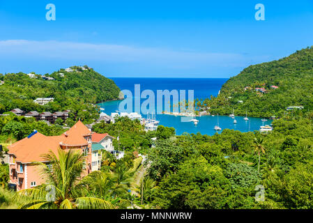 Marigot Bay, Saint Lucia, dei Caraibi. Tropical Bay e Spiaggia di esotico e Paradiso uno scenario paesaggistico. Marigot Bay è situato sulla costa occidentale della Foto Stock