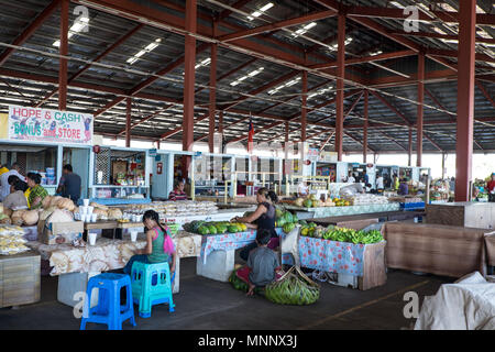 Apia, Samoa - 27 Ottobre 2017: vista dentro Fugalei prodotti freschi di mercato i titolari di stallo, frutta e cibo Foto Stock