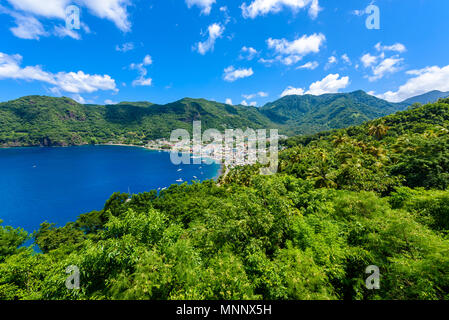 Soufriere Village - costa tropicale sull'isola caraibica di Santa Lucia. Si tratta di una destinazione paradiso con una spiaggia di sabbia bianca e mare turquoiuse. Foto Stock