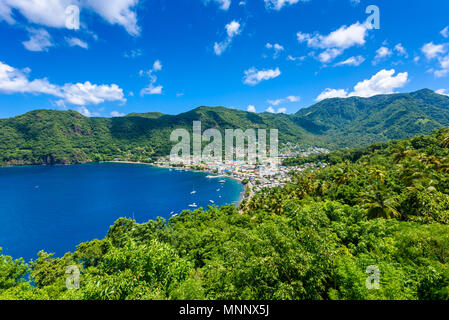 Soufriere Village - costa tropicale sull'isola caraibica di Santa Lucia. Si tratta di una destinazione paradiso con una spiaggia di sabbia bianca e mare turquoiuse. Foto Stock