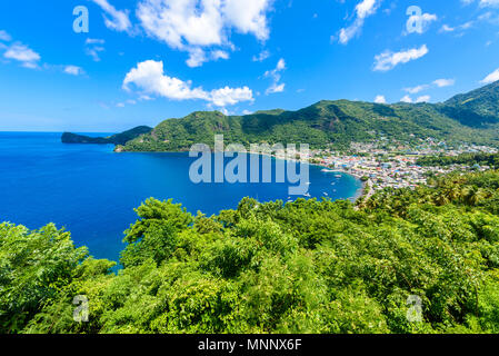 Soufriere Village - costa tropicale sull'isola caraibica di Santa Lucia. Si tratta di una destinazione paradiso con una spiaggia di sabbia bianca e mare turquoiuse. Foto Stock