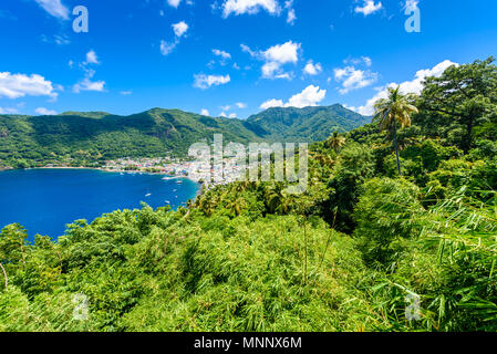 Soufriere Village - costa tropicale sull'isola caraibica di Santa Lucia. Si tratta di una destinazione paradiso con una spiaggia di sabbia bianca e mare turquoiuse. Foto Stock