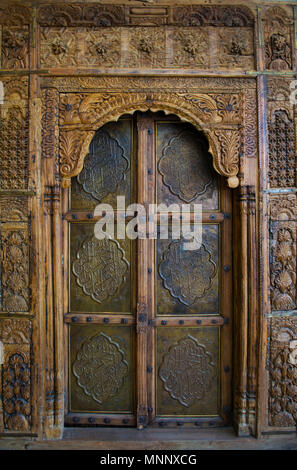 Quella Islamica e Ottomana stella geometrica motif pattern, intagliata sulla superficie di una vecchia porta di legno Foto Stock