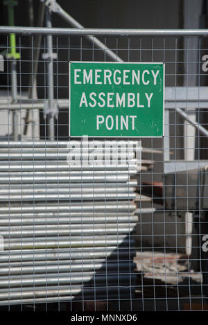Un gruppo di emergenza segno punto segnato per recinzioni temporanee nella parte anteriore del ponteggio in lega sulla costruzione di un sito di lavoro in Australia Foto Stock