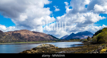 Bella vista verso il famoso Pap di Glen Coe picco piramidale e Loch Leven nelle Highlands della Scozia Foto Stock