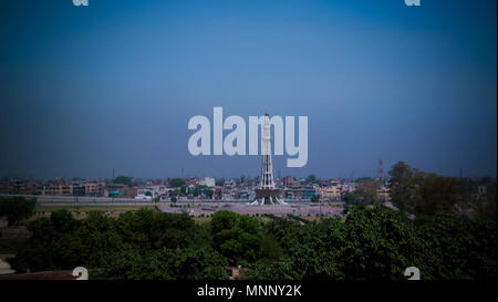 Antenna vista panoramica di Minar-e-Pakistan, simbolo di indipendenza del Pakistan, Lahore Foto Stock