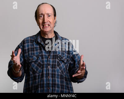 Studio shot di coppia gangster cerca uomo arrabbiato Foto Stock