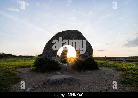 Gli uomini-un-Tol pietre permanente presso Sunrise, vicino Madron, Cornwall, Regno Unito Foto Stock