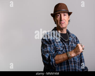 Studio shot di angry coppia gangster uomo Foto Stock