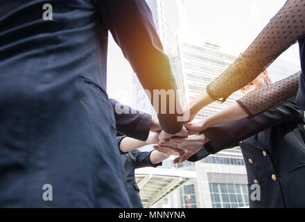 Unire le forze e di successo del concetto del team, imprenditore di giunzione insieme a mano Foto Stock