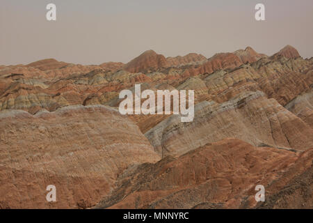 Vivid colorato in arenaria Danxia Zhangye rilievi parco geologico, Gansu, Cina Foto Stock