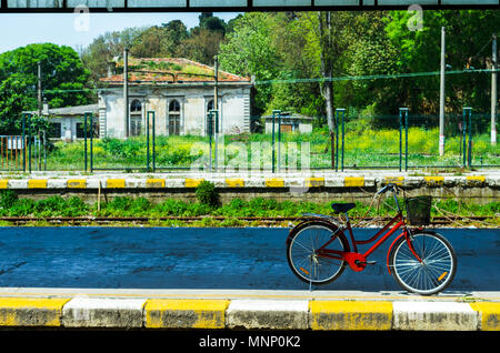 Isolato in treno con la bici banchina della stazione di Istanbul, Turchia Foto Stock