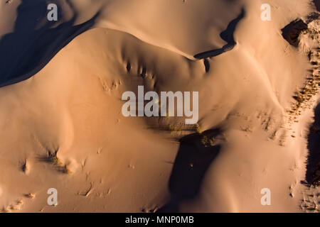 Vista aerea di enormi dune di sabbia nella regione arida del Capo Settentrionale, Sud Africa Foto Stock