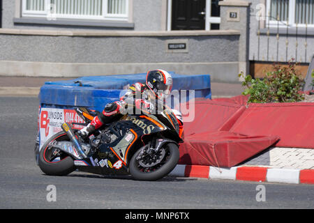 Mill Road Roundabout Portstewart Irlanda del Nord. Il 17 maggio 2018. NW 200 Superstock pratica. Il veterano pilota Michael Rutter. Credito: Brian Wilkinson/Alamy Live News Foto Stock