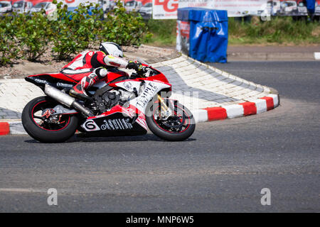 Mill Road Roundabout, Portstewart Irlanda del Nord. Il 17 maggio 2018. NW 200. William Dunlop mette il tempio Racing Yamaha attraverso i suoi ritmi Credito: Brian Wilkinson/Alamy Live News Foto Stock