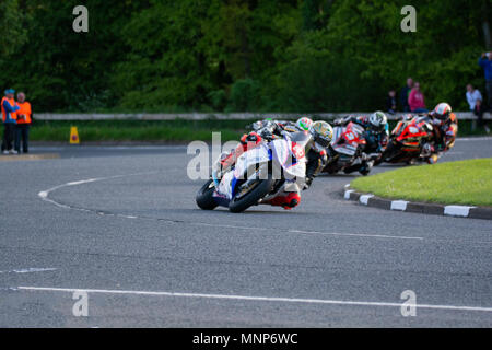 Ballysally Roundabout Coleraine Irlanda del Nord. Il 17 maggio 2018. NW 200 Bayview Superstock gara. Peter Hickman (60) impostando il ritmo al Ballysally Roundabout. Credito: Brian Wilkinson/Alamy Live News Foto Stock