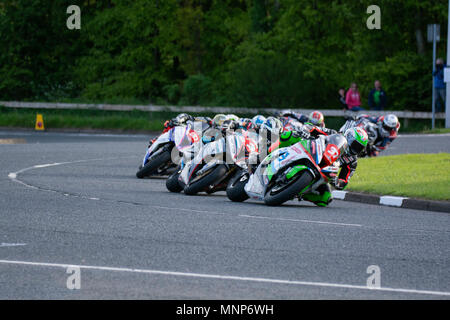 Ballysally Roundabout Coleraine Irlanda del Nord. Il 17 maggio 2018. NW 200 Bayview Superstock gara. James Hillier conduce il pack attraverso Ballysally Roundabout. Credito: Brian Wilkinson/Alamy Live News Foto Stock