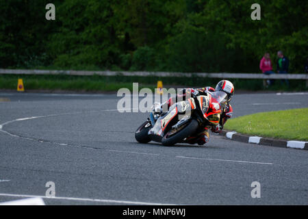 Ballysally Roundabout Coleraine Irlanda del Nord. Il 17 maggio 2018. NW 200 Bayview Superstock gara. Michael Rutter (4) utilizza tutti i suoi anni di esperienza come henegoiates rotonda Credito: Brian Wilkinson/Alamy Live News Foto Stock