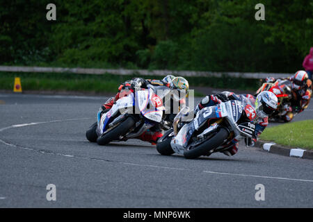 Ballysally Roundabout Coleraine Irlanda del Nord. Il 17 maggio 2018. NW 200 Bayview Superstock gara. Alister Seeley (34) conduce Pietro Hickman (60) attraverso Ballysally rotonda con Michael Rutter (4) a caccia di credito: Brian Wilkinson/Alamy Live News Foto Stock