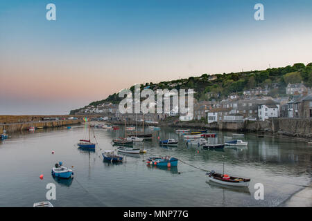 Mousehole, Cornwall, Regno Unito. Il 18 maggio 2018. Regno Unito Meteo. Appena dopo il tramonto era una mite serata calma nel porto di Mousehole. Credito: Simon Maycock/Alamy Live News Foto Stock