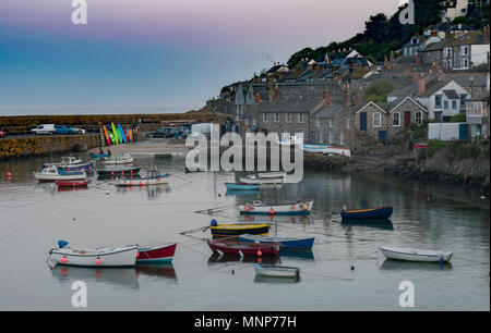 Mousehole, Cornwall, Regno Unito. Il 18 maggio 2018. Regno Unito Meteo. Appena dopo il tramonto era una mite serata calma nel porto di Mousehole. Credito: Simon Maycock/Alamy Live News Foto Stock