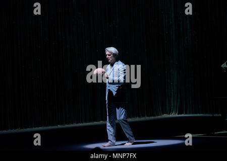 MINNEAPOLIS, MN 17 Maggio: David Byrne esegue il suo 'American Utopia' tour al Orpheum Theatre, 17 maggio 2018 a Minneapolis, Minnesota. Credito: Tony Nelson /MediaPunch Foto Stock