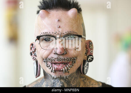 Kiev, Ucraina. 18 Maggio, 2018. ROLF BUCHHOLZ, la maggior parte trafitto l uomo nel mondo (453 piercing), secondo Guinness World Records assiste la XIV International Tattoo Convention "tatuaggio di raccolta 2018.' Credit: Sergii Kharchenko/ZUMA filo/Alamy Live News Foto Stock
