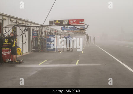 Winton SuperSprint , Winton, Victoria ,l'Australia il 19 maggio 2018. Foggy Pit Lane ha ritardato l'inizio dei giorni di azione. Credito: Brett keating/Alamy Live News Foto Stock