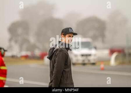 Winton SuperSprint , Winton, Victoria ,l'Australia il 19 maggio 2018. No.8 Nick Percat racing per Brad Jones Racing sondaggi la nebbia prima pratica 3.. Credito: Brett keating/Alamy Live News Foto Stock