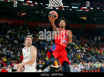 Belgrado. 18 Maggio, 2018. Il CSKA Mosca sarà Clyburn(R) passa per un dunk durante la finale di Eurolega di 4 semi finale di partita di basket tra il CSKA Mosca e Real Madrid a Belgrado in Serbia il 18 maggio 2018. Il Real Madrid vince 92-83. Credito: Predrag Milosavljevic/Xinhua/Alamy Live News Foto Stock