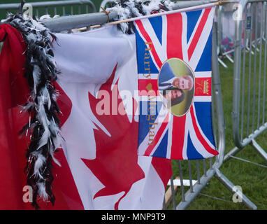 Windsor, Berkshire, Regno Unito. 19 Maggio, 2018. Spettatori lungo la lunga passeggiata hanno vestito per l'occasione. Michael Tubi / Alamy Live News Foto Stock