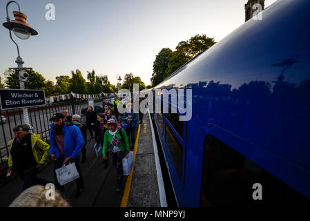 Matrimonio reale del principe Harry e Meghan Markle. Persone che arrivano con il primo treno alla stazione ferroviaria di Windsor & Eton Riverside all'alba Foto Stock