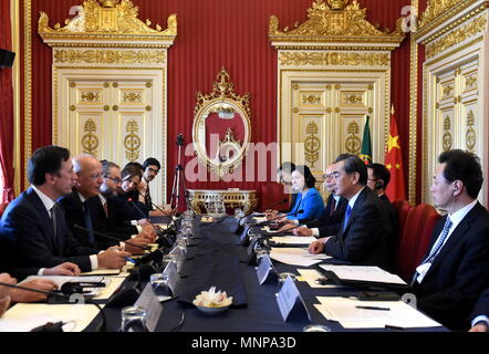 Lisbona, Portogallo. 18 Maggio, 2018. Cinese il consigliere di Stato e Ministro degli Esteri Wang Yi (seconda R) incontra il ministro degli Affari Esteri portoghese Augusto Santos Silva (2 L) a Lisbona, Portogallo, 18 maggio 2018. Credito: Zhang Liyun/Xinhua/Alamy Live News Foto Stock